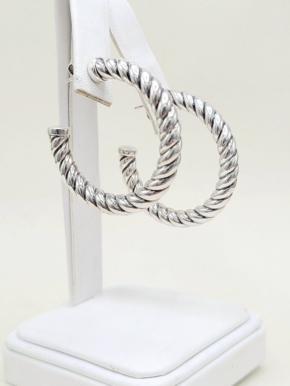 David Yurman Sculpted Hoop Earrings in Sterling Silver - Picture 3 of 8